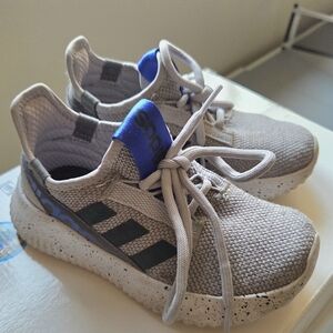 Adidas Kids Gray Sneakers with Blue Highlights